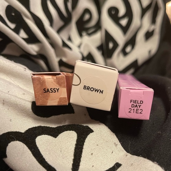 Colourpop bundle. - Picture 2 of 5